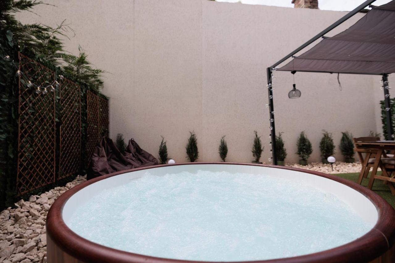 Downtown Hidden Garden With Jacuzzi In Bucharest Apartment Екстериор снимка