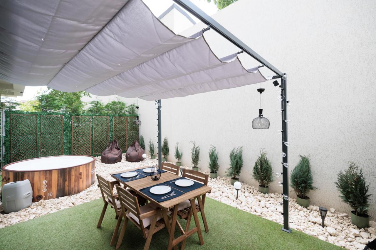 Downtown Hidden Garden With Jacuzzi In Bucharest Apartment Екстериор снимка
