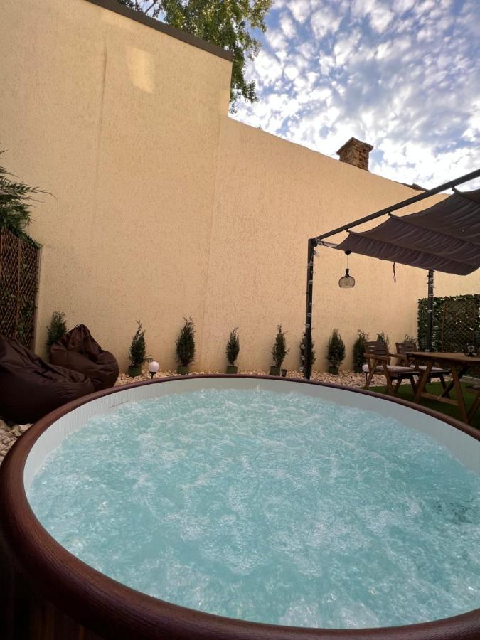 Downtown Hidden Garden With Jacuzzi In Bucharest Apartment Екстериор снимка