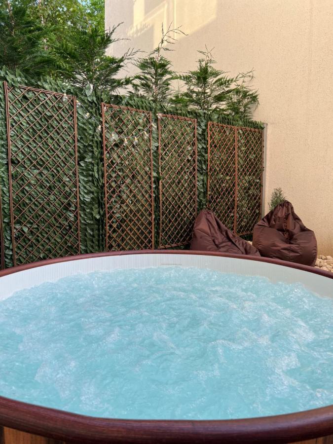 Downtown Hidden Garden With Jacuzzi In Bucharest Apartment Екстериор снимка