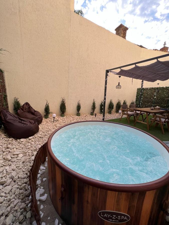 Downtown Hidden Garden With Jacuzzi In Bucharest Apartment Екстериор снимка