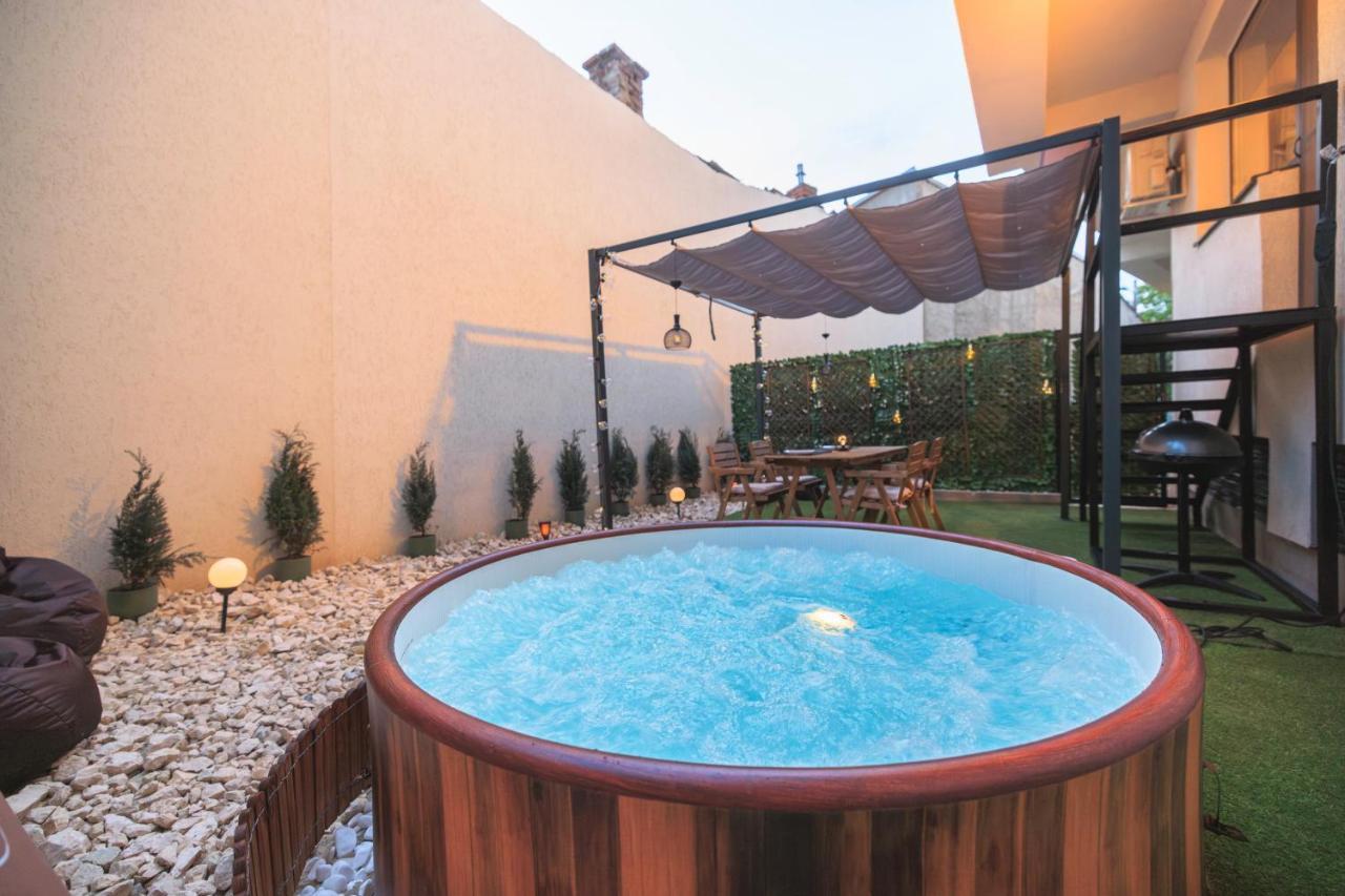 Downtown Hidden Garden With Jacuzzi In Bucharest Apartment Екстериор снимка