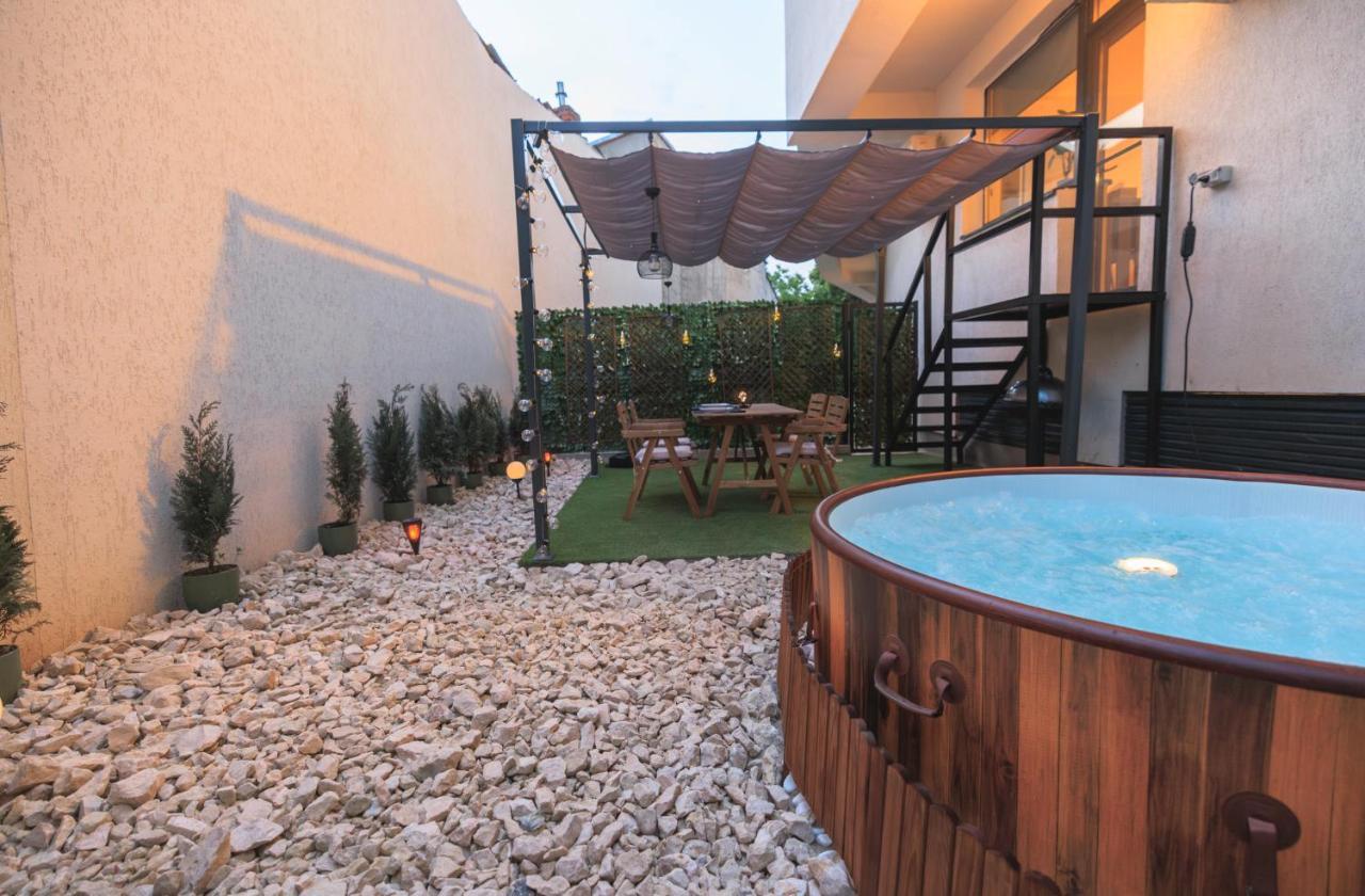 Downtown Hidden Garden With Jacuzzi In Bucharest Apartment Екстериор снимка