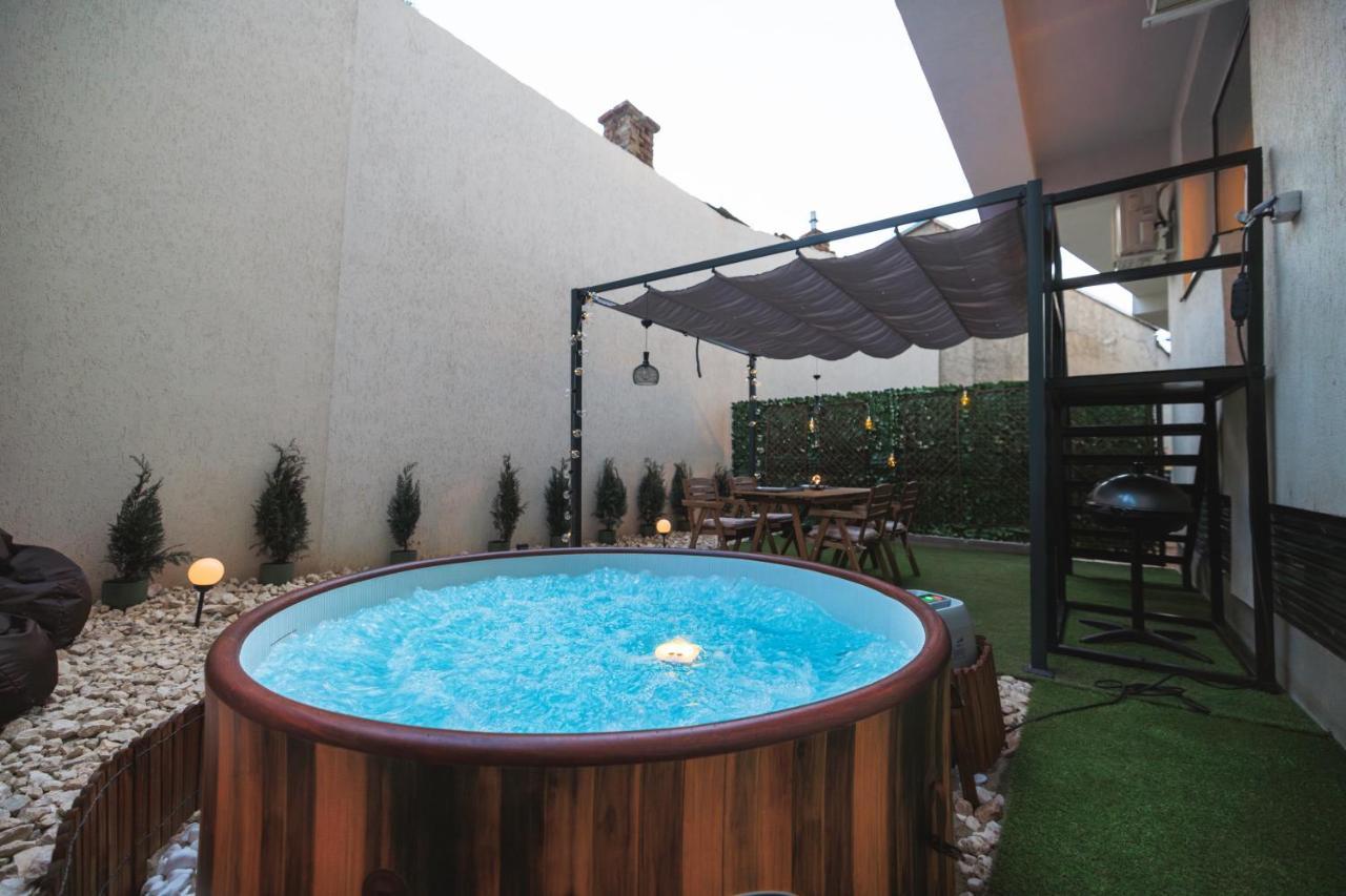Downtown Hidden Garden With Jacuzzi In Bucharest Apartment Екстериор снимка