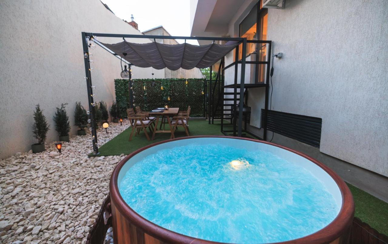 Downtown Hidden Garden With Jacuzzi In Bucharest Apartment Екстериор снимка