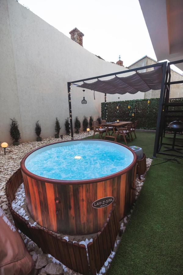Downtown Hidden Garden With Jacuzzi In Bucharest Apartment Екстериор снимка