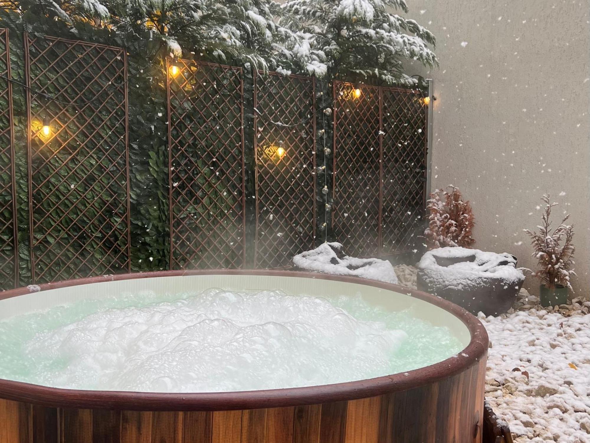 Downtown Hidden Garden With Jacuzzi In Bucharest Apartment Екстериор снимка